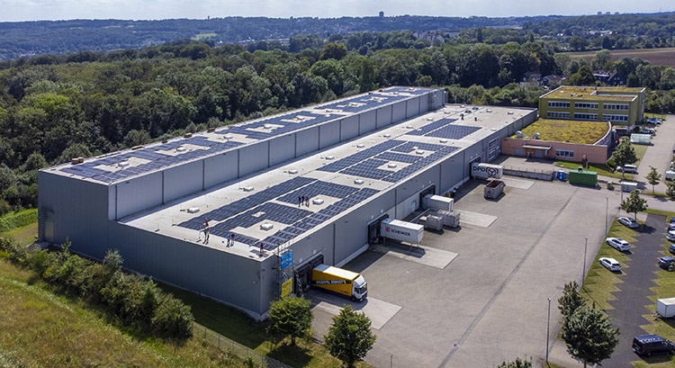 Zusammen mit den Wuppertaler Stadtwerken (WSW) hat das Unternehmen Gepa eine Photovoltaik-Anlage mit 1.422 Hochleistungsmodulen bei einem Ertrag von 626 kWp (Kilowatt-Peak) installiert. Damit kann das Fair-Handelsunternehmen rund die Hälfte des eigenen jährlichen Strombedarfs decken. Foto: Gepa / A. Fischer