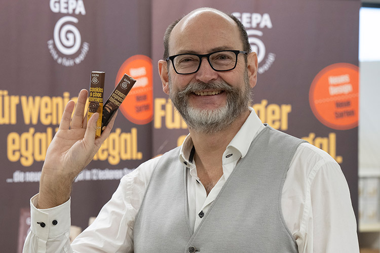 Geschäftsführer Peter Schaumberger stellt das neuaufgelegte Schokoriegel-Sortiment vor, mit dem das Fair-Handelsunternehmen Gepa weitere Anteile im Riegelmarkt gewinnen möchte. Foto: Gepa