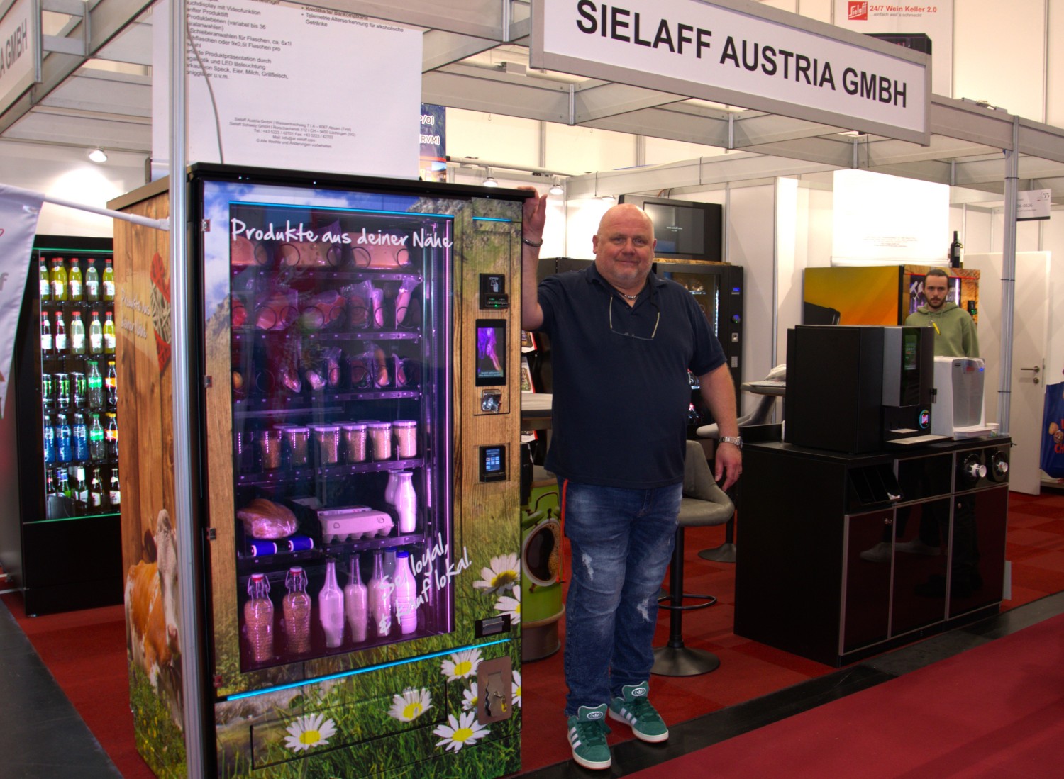 Während der „Alles für den Gast“ in Salzburg präsentierten sich auch in diesem Jahr wieder Unternehmen, die einen Sortimentsschwerpunkt im Heißgetränke-, Kaltgetränke- und Vending-Automatenbereich sehen. Dazu gehörten neben Sielaff Austria mit Geschäftsführer Olf Thiele (Foto) unter anderem Brita, BWT Austria, Cup Concept, Red Bull, Cup & Cino, Nespresso Österreich und einige regionale Operator. Foto: Lang