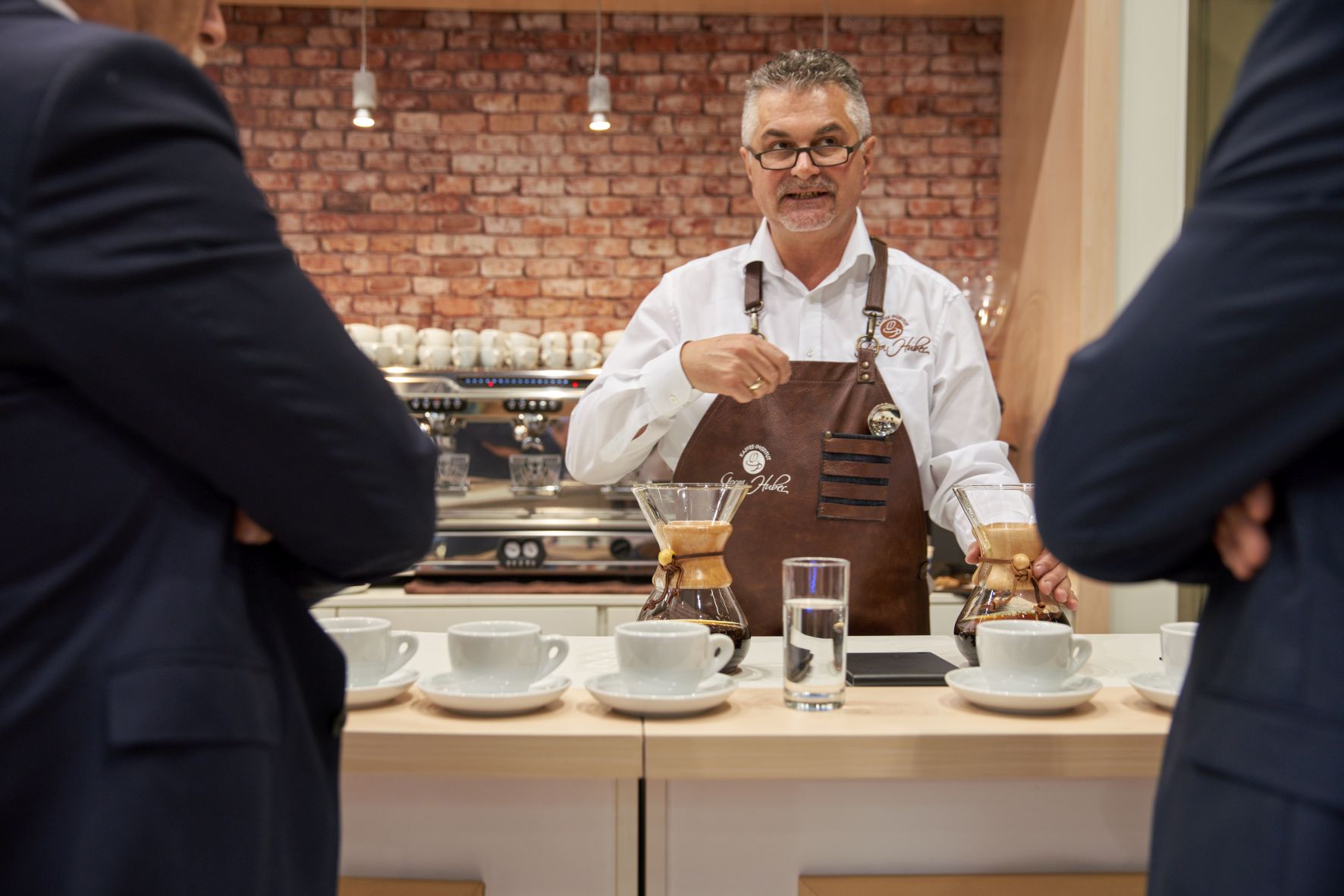 Wie Wasser die Geschmacksnerven beeinflusst, wird während der Südback beim Wasser-Tasting auf dem Brita-Stand erläutert. Foto: Brita