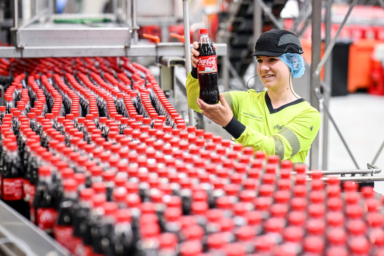 Seit Oktober ist die Abfüllanlage für PET-Mehrwegflaschen von CCEP DE in Bad Neuenahr nach der Modernisierung wieder in Betrieb. Foto: Coca-Cola