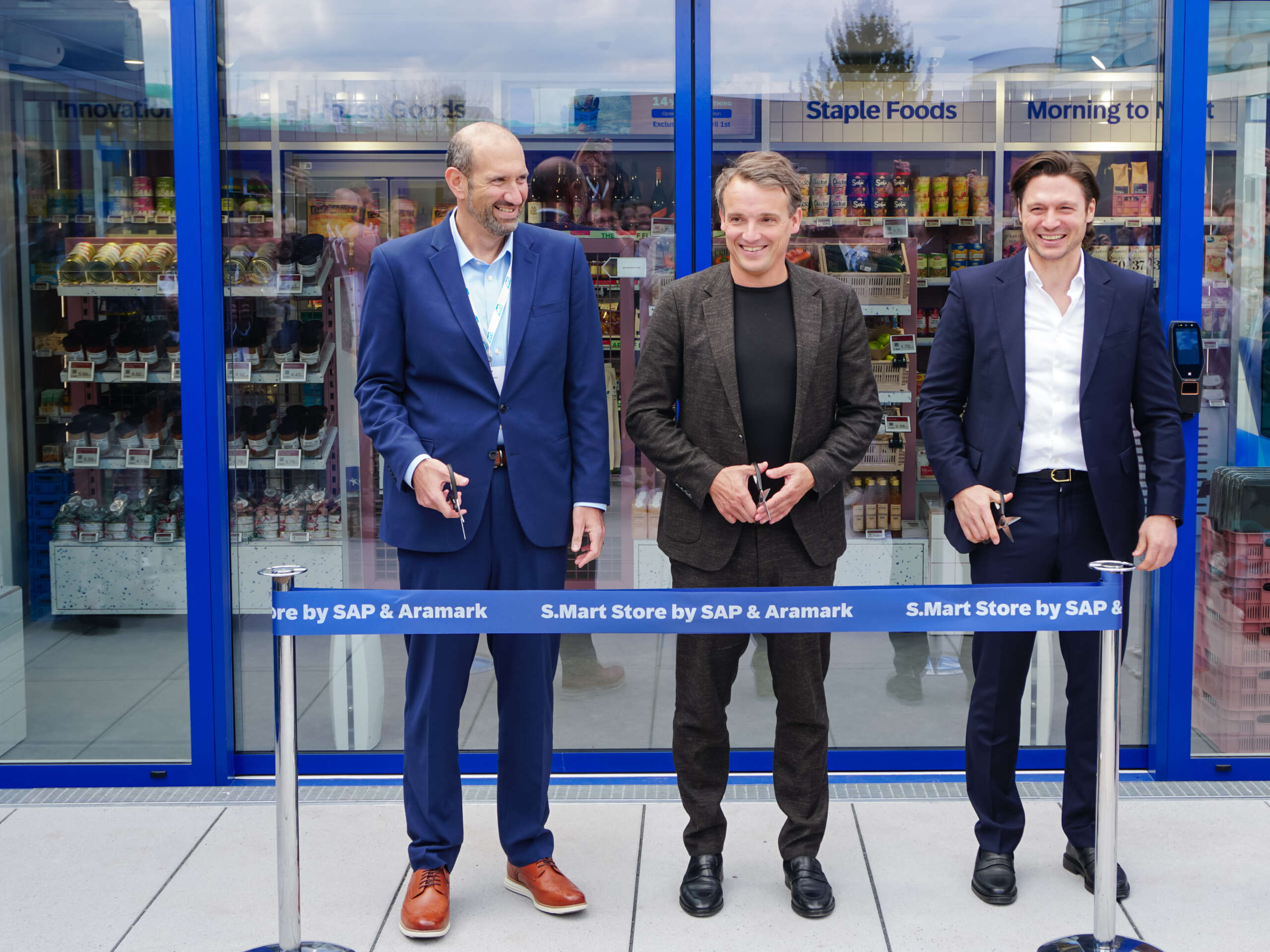 Eröffneten das neue Smart-Store-Konzept auf dem SAP-Campus in Walldorf (v.l.): Carl Mittleman (COO International Aramark), Christian Klein (CEO SAP) und Andre Bechtold (Head of Solution & Innovation Experience SAP). Foto: SAP