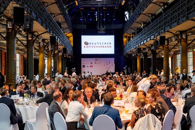 Mit einem Festakt in der Hamburger Elbphilharmonie und der Fischauktionshalle feierte der Deutsche Kaffee-Verband Anfang Juli sein 50-jähriges Jubiläum. Foto: Deutscher Kaffee-Verband