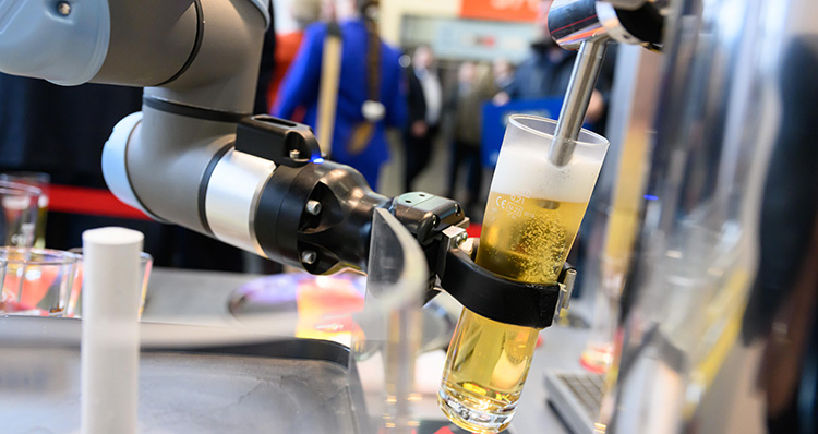 Themen, Trends und Innovationen – zum Beispiel bierzapfende Roboter – werden während der Hoga in Nürnberg vorgestellt. Foto: Hoga Nürnberg / Afag Messen