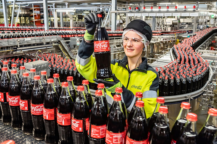 Als Bekenntnis in den Produktionsstandort Deutschland will CCEP DE in diesem Jahr rund 150 Millionen Euro unter anderem in das eigene Mehrwegangebot investieren. Foto: Coca-Cola