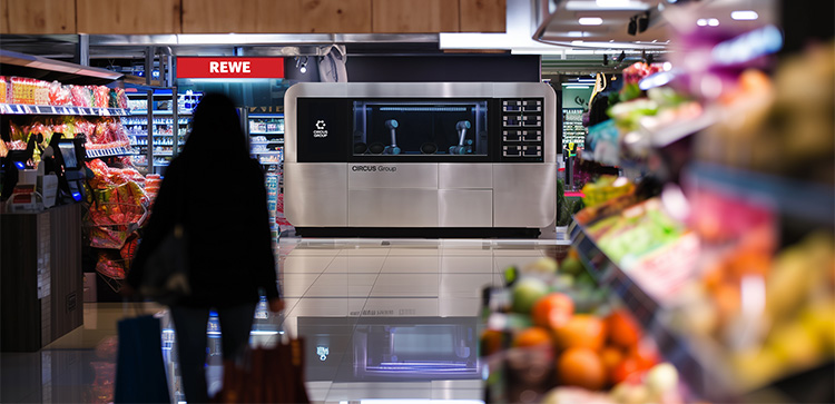 Im Rahmen eines Pilotprojekts wird der vollautonome Küchenroboter CA-1 gemeinsam mit der cloudbasierten Circus-Software-Suite in drei Rewe-Supermärkten in Deutschland eingesetzt. Dies soll die weltweit erste Integration autonomer Lebensmittelfertigung im Lebensmitteleinzelhandel sein. Foto: Rewe/Circus