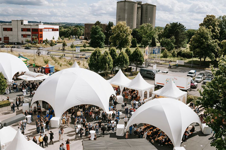 Das 140-jährige Jubiläum feierte Kuchenmeister mit den Mitarbeitern im Rahmen eines Family-Days. Foto: Kuchenmeister