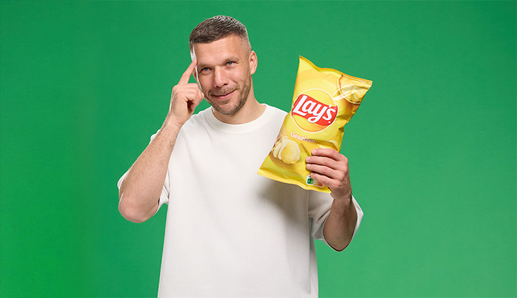Für die neue Kampagne „No Lay’s, no Game“ von Lay’s Chips konnte Pepsico den Fußballstar Lukas Podolski als Markenbotschafter gewinnen. Foto: Pepsico