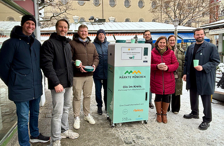 Die Partner stellten das Mehrwegprojekt vor, das ab April am Münchner Viktualienmarkt zum Einsatz kommt (v.l.): Aaron Sperl (Co-Founder Relevo), Philipp Goos (Geschäftsführung Recup), Florian Blümer (Co-Founder Circle Cube), Edwin Grodeke (Leiter des Kommunalreferats und 1. Werkleiter der Märkte München), Jan Patzer (Head of Sales Recup), Verena Dietl (3. Bürgermeisterin München), Kira Weißbach (2. Werkleiterin der Märkte München) und Can Lewandowski (Geschäftsführung Recup). Foto: Recup