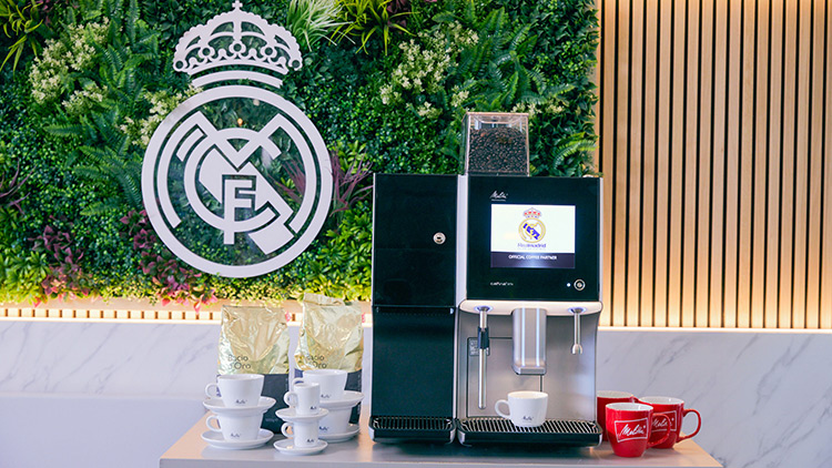 Im Rahmen der neuen Partnerschaft mit dem Fußballverein Real Madrid stellt Melitta Professional über 60 professionellen XT6-Kaffeevollautomaten und über 150 Barista TS-Maschinen auf dem Vereinsgelände auf. Foto: Melitta Gruppe