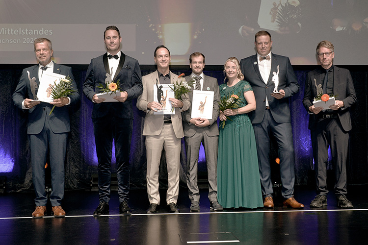 Zusammen mit sechs weiteren Unternehmern aus Niedersachsen und Bremen wurde Heiko Kroll (3.v.l.), CEO Coffee Perfect, als Finalist des „Großen Preises des Mittelstandes“ Ende September in Düsseldorf geehrt. Foto: Susanne Kurz / Oskar-Patzelt-Stiftung
