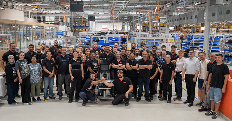 Sichtlich stolz ist die Belegschaft auf die Produktion der 100.000sten Schaerer Coffee Soul im Werk in Zuchwil. Der Vollautomat wird dort seit dem Jahr 2020 produziert. Foto: Schaerer