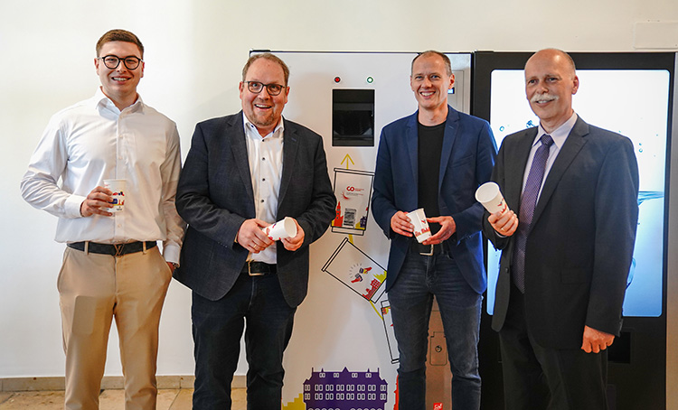 Freuen sich über die Zusammenarbeit (v.l.): Maximilian Heuberger (Dallmayr Vending & Office Bayreuth), Matthias J. Kaiser (Kanzler der Hochschule Coburg), Stefan Gast (Präsident der Hochschule Coburg) und Josef Tost (Geschäftsführer Studierendenwerk Oberfranken). Foto: Dennis Mangold / Hochschule Coburg