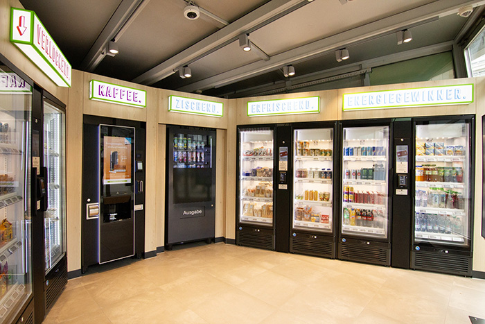 Der neue Smart-Store der Marke Rewe-to-Go bietet in Stuttgart unter anderem Snacks wie Sandwiches und Salate, Kaffeespezialitäten, Getränke, Eis, Süßes und Salziges sowie Tabakwaren an. Foto: Lekkerland