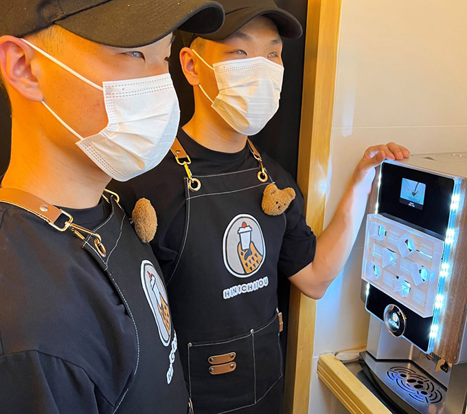 Rheavendors hat ein Touchpanel mit sechs geprägten Formen entwickelt, über das die Kaffeemaschinen von sehbehinderten und blinden Menschen eigenständig und ohne weitere Hilfsmittel bedient werden können. Das gezeigte Gerät steht im Seed of Inspiration-Café der chinesischen Coffee-Shop-Kette Hinichijou. Foto: Rheavendors
