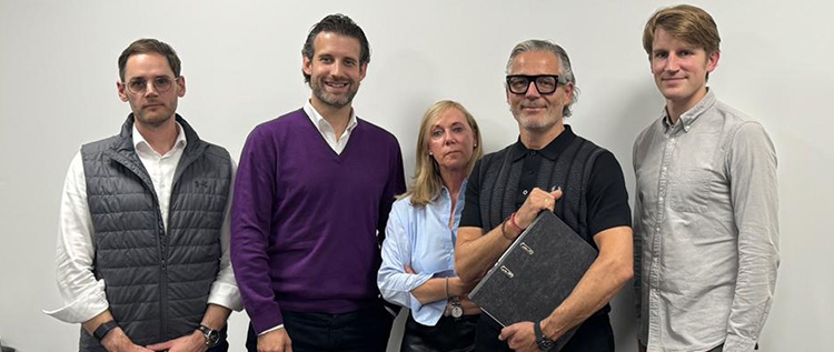 Andrea und Robert Seibold (2.v.r.) haben sich mit ihrem Unternehmen Delta Catering der Unternehmensgruppe Deutsche Automatenpartner angeschlossen, hier vertreten durch die Geschäftsführer Kai Mittmann-Munderloh (l.), Benedict Wollschläger (2.v.l.) und Leonard Benning. Foto: DAP