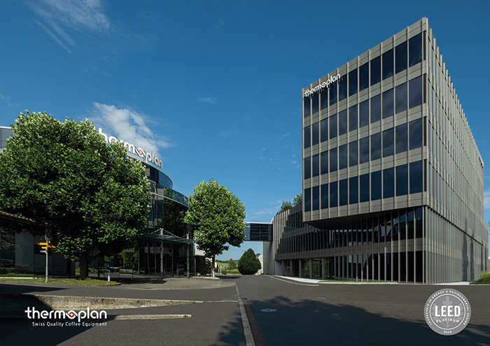 Der 2024 eröffnete Neubau „Unique“ am Stammsitz Weggis in der Schweiz ist für Thermoplan ein Zeichen für nachhaltiges Bauen und innovative Energiekonzepte. Aber auch darüber hinaus ergreift der Tabletop-Hersteller unterschiedliche Nachhaltigkeitsmaßnahmen. Foto: Thermoplan