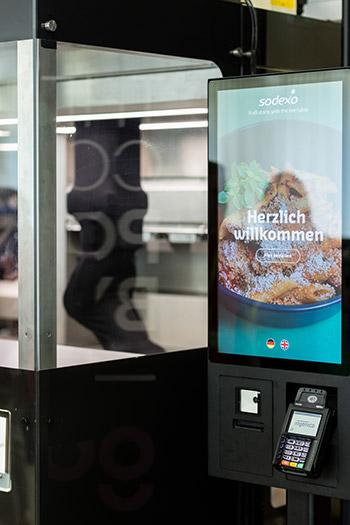Auswahl und Bezahlung erfolgen über ein zentrales Bestell-Terminal. Foto: Sodexo