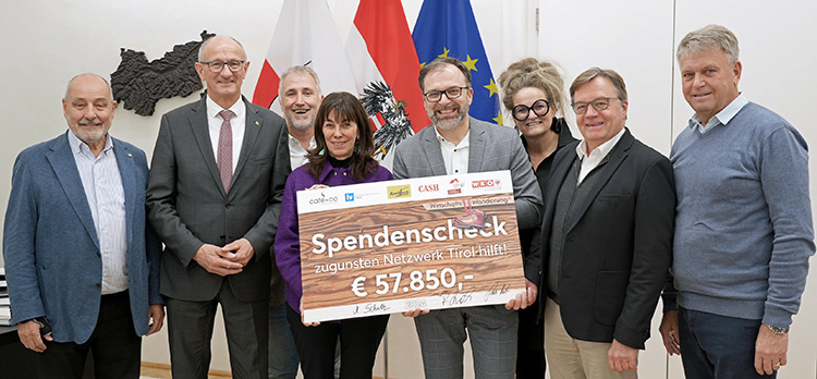 Im Dezember wurde der Spendenscheck übergeben (v.l.): Herbert Peer (Koordinator von „Netzwerk Tirol hilft“), Anton Mattle (Landeshauptmann), Herbert Rieser (Organisator der Café+Co-Wirtschaftswanderung), Martha Schultz (Geschäftsführerin der Schultz Gruppe), Fritz Kaltenegger (Geschäftsführer von Café+Co International), Theresia Rauch (Obfrau von „Zillertaler helfen Zillertalern“), Günther Platter (Landeshauptmann a.D. und Obmann des „Netzwerk Tirol hilft“) und Franz Hauser (Bürgermeister von Schwendau). Foto: Land Tirol/Neuner