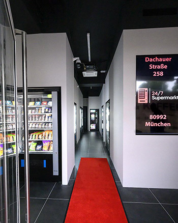 Rund 500.000 Euro haben die Jungunternehmer in den neuen 24/7-Automatenshop in München investiert. Für die Lieferung der 29 Automaten sowie den technischen Service ist das Unternehmen Flavura verantwortlich. Foto: Flavura