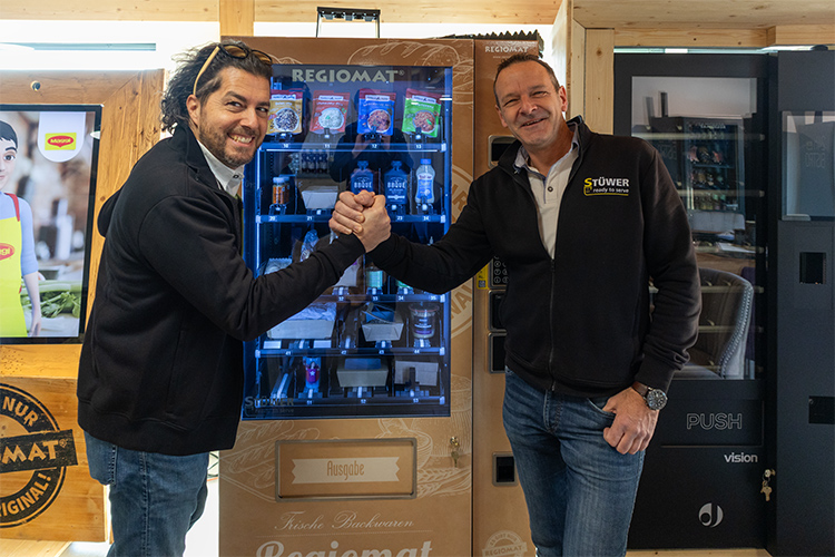 Zum 1. März ist Giorgio di Bartolo (l.) in die Geschäftsführung der Firma Stüwer eingestiegen und bildet nun mit Inhaber Stefan Stüwer die Doppelspitze des schwäbischen Automatenspezialisten. Foto: Nolte