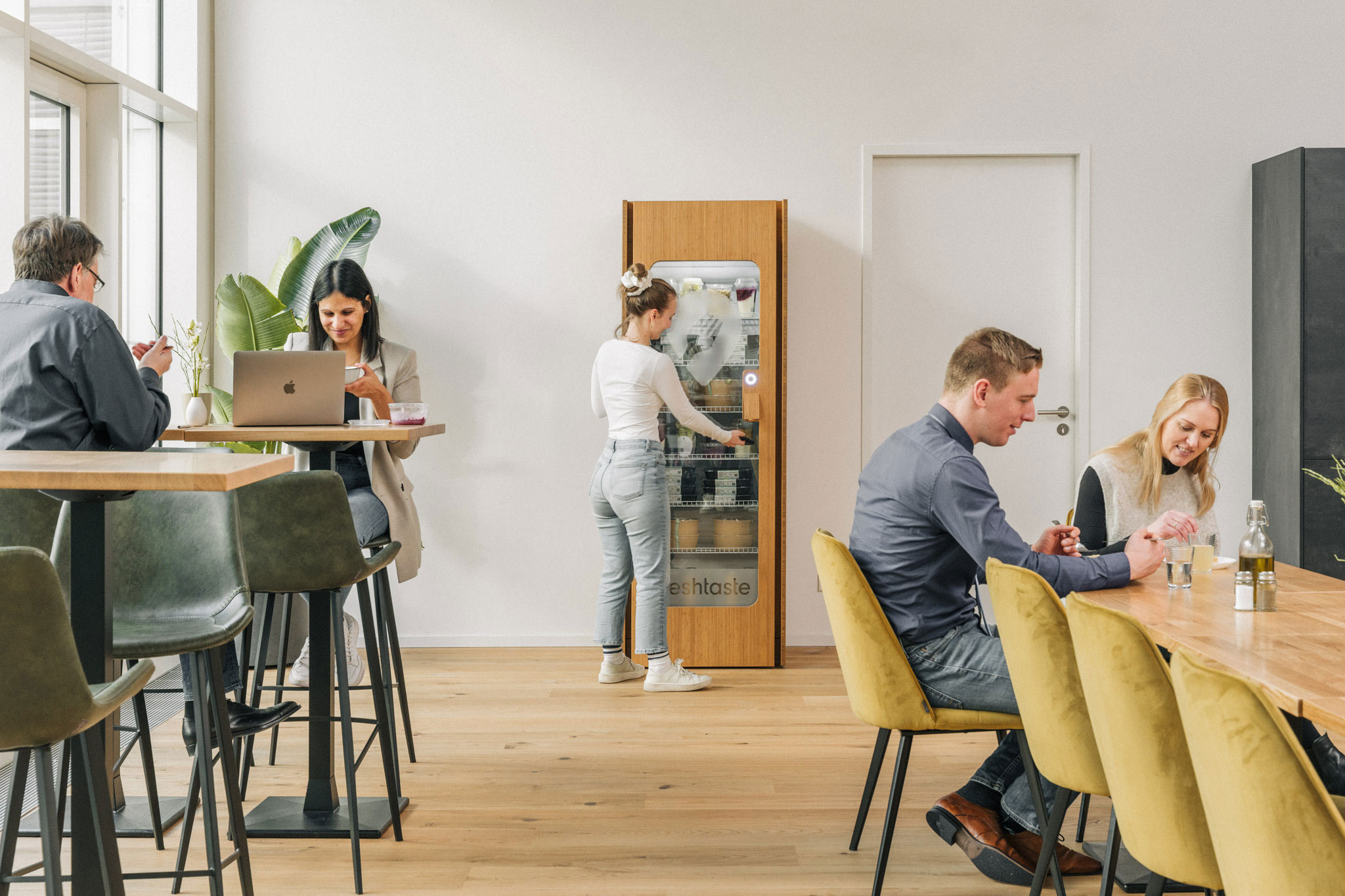 Über das Smart-Fridge-Konzept von Freshtaste erhalten Mitarbeiter Zugang zu warmen Hauptgerichten, Bowls, Salaten, Desserts, Smoothies und Snacks. Das Unternehmen will damit eine Alternative zu klassischen Betriebskantinen schaffen. Foto: Freshtaste