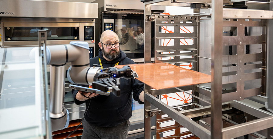 Neben der klassischen Backtechnik standen während der Iba – wie hier bei Miwe – auch die Themen Digitalisierung, Automatisierung und Robotik im Vordergrund. Foto: GHM